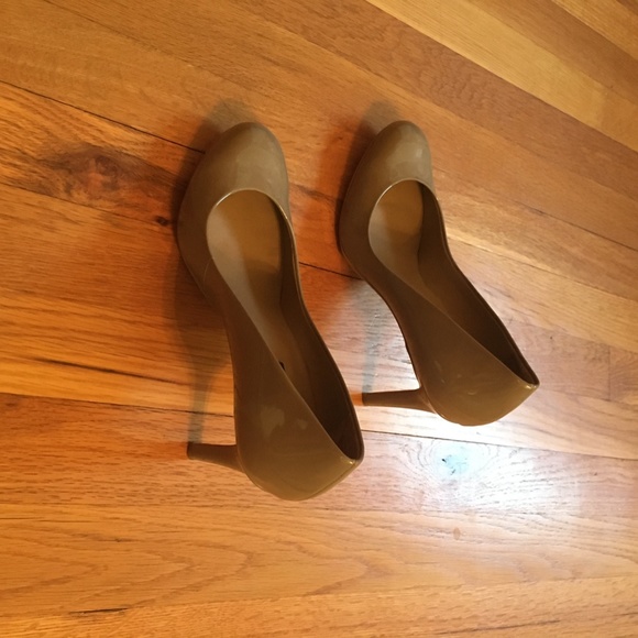 Ann Taylor Taupe Patent Heels 8.5 M - Picture 3 of 9